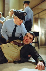 Birgit Schnoor (Uta Prelle) k&uuml;mmert sich um Hendrik (Ulrich Drewes), der von Sascha angegriffen wurde und zu Boden gegangen ist...