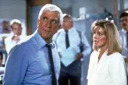 Polizeileutnant Frank Drebin (Leslie Nielsen, vorne l.) verliebt sich unsterblich in die Verd&auml;chtige Jane (Priscilla Presley, vorne r.) ...