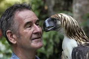 Nigel Marven mit einem Philippinenadler. Die pr&auml;chtigen Greifv&ouml;gel sind Wappentiere des Landes.