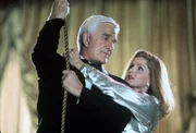 Einmal mehr rettet der tapfere Frank (Leslie Nielsen, l.) seine geliebte Frau Jane (Priscilla Presley, r.) aus einer brenzligen Situation ...