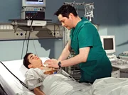 In der Klinik verschlechtert sich Ingmars (Maximilian Befort, li.) Zustand erneut; er erleidet einen Herzstillstand, Dr. Brentano (Thomas Koch, re.) reanimiert ihn.