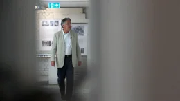 Fiszel Ajnwojner besucht die Ausstellung der Initiative 9. November Frankfurt.