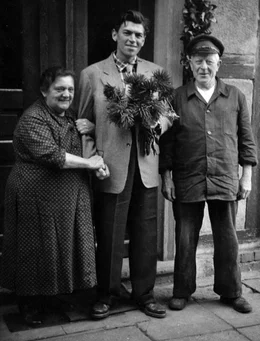 Fritz Siegmann, Ankunft zu Hause mit Nachbarn im Oktober 1955.