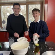 Beim Basketball K&ouml;rbe werfen, das k&ouml;nnen die Freunde Adrian und Elton ziemlich gut. Aber wie sieht es aus mit Kochen? Ihr Vorbild, der bosnische Schauspieler Edin Hasanovic, w&auml;re gerne bei ihrem Dinner dabei, schlie&szlig;lich planen die beiden f&uuml;r ihre Kosovo-Kroatische Fusion traditionelle Leckereien aus dem Balkan zu zaubern.