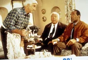Franks (Leslie Nielsen, l.) Ex-Kollegen Nordberg (O. J. Simpson, r.) und Captain Hocken (George Kennedy, M.) berichten ihm von einem &uuml;blen Terror-Coup, den der Gangster Rocco vom Knast aus plant ...