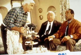Franks (Leslie Nielsen, l.) Ex-Kollegen Nordberg (O. J. Simpson, r.) und Captain Hocken (George Kennedy, M.) berichten ihm von einem &uuml;blen Terror-Coup, den der Gangster Rocco vom Knast aus plant ...