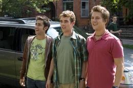 Mike (Jake Siegel, l.), Erik (John White, M.) und Ryan (Ross Thomas, r.) blicken in eine neue, aufregende Welt, mit viel Spa&szlig;, viel Alkohol und vor allem hei&szlig;en College - Girls ...