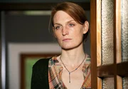 Sandra Botzek (Katja Lechthaler) &ouml;ffnet Hubert und Staller mit verweinten Augen die T&uuml;r. Der Ermordete war ihr Ex-Mann.