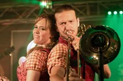 Sie sind Geschwister und Bandkollegen: Dominik Wachter (Daniel Langbein, li.) und Jana Skoff (Emily Cox).