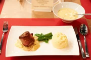 "Adventliches Leibgericht": Iberico-Filet im Speckmantel mit Kartoffelstampf, Kaiserschoten und Orangen-Schalotten-Sauce von Elisabeth Noelle