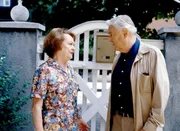 Onkel Rudolf (Hans Holt) mit seiner Haush&auml;lterin Josefa (Helly Servi).