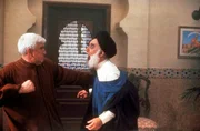 Wenn es n&ouml;tig ist, l&auml;sst Frank (Leslie Nielsen, li.) seine Gegner auch mal seine stahlharten F&auml;uste sp&uuml;ren ...