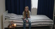 Floor (Bobbie Mulder) erz&auml;hlt den Interessenten, dass dies das Zimmer ihres toten Bruders ist, der immer noch durch das Haus spukt.