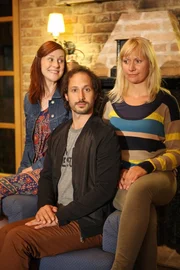 Im Bild (v.li.): Stella (Marlene Morreis), Manu (Michael Ostrowski), Maia (Angelika Niedetzky).