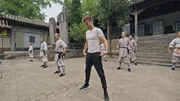 Ash Dykes trainiert mit einem Shaolin-M&ouml;nch im Shaolin-Tempel in Dengfeng City