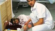 Pfleger Julian (Andreas Elsholz) entdeckt die Patientin Roswitha Schr&ouml;der (Anke Schwiekowski) blutend am Boden.