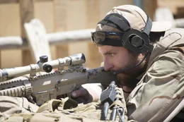 Den Feind immer Visier: der erfolgreichste Scharfsch&uuml;tze aller Zeiten, Chris Kyle (Bradley Cooper) ...