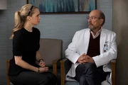 L-R: Dr. Morgan Reznick (Fiona Gubelmann) and Dr. Aaron Glassman (Richard Schiff).