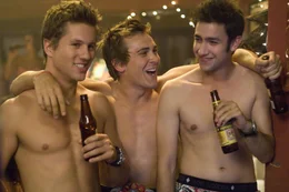 In der Nacht der N&auml;chte wird Dwight Stifler (Steve Talley, M.) sie zu Legenden machen: Ryan (Ross Thomas, l.) und Mike (Jake Siegel, r.) ...