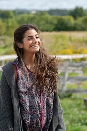 Alice Dhawan (Sadie Laflamme-Snow).