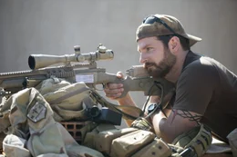 W&auml;hrend daheim sein Leben auseinanderbricht, geht US-Navy-SEAL und Scharfsch&uuml;tze Chris Kyle (Bradley Cooper) zum vierten Einsatz in den Irak. Noch immer f&uuml;hlt er sich bem&uuml;&szlig;igt, seine Kameraden zu besch&uuml;tzen ...