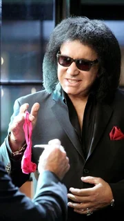 Gene Simmons (spielt sich selbst), der Bassist der Rockgruppe "Kiss", hilft den CSI-Ermittlern im Mordfall eines Groupies ma&szlig;geblich weiter, in dem er sie auf die Machenschaften eines Unternehmen namens "Fame Experience" hinweist.