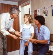 Werner (Peter Weck) zeigt Wolfgang (Herbert Herrmann) Tom's (Tarek Helmy) neuestes Gem&auml;lde von "Bommel".