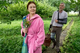 Roza (Lina Wendel) nimmt ihren Patienten Kurt (Hans-Uwe Bauer) mit in die polnische Heimat.