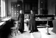 Marie Curie und Tochter Irene im Labor.