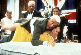 Rettet die Koenigin! Polizist Frank Drebin (Leslie Nielsen) im Einsatz.