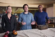 PSYCH &ndash; Szene mit Maggie Lawson als Juliet O'Hara, James Roday als Shawn Spencer, Dule Hill als Gus Guster.