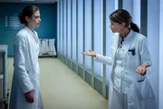 Dr. Jasmin Jonas (Gerit Kling, r.) ist sauer, dass Dr. Eva Gr&uuml;nberg (Laura Berlin, l.) sich nicht an ihre Anweisungen gehalten hat.