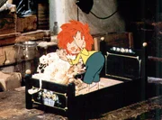 Pumuckl und sein neues Bettchen.