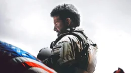 Chris Kyle (Bradley Cooper) ist Scharfsch&uuml;tze und t&ouml;tet in Afghanistan und im Irak 160 Menschen durch gezielte Sch&uuml;sse..