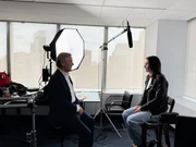 Claus Kleber im Gespr&auml;ch mit der Journalistin Victoria Elliott