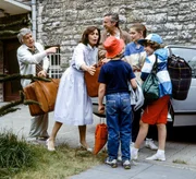 Bernie (Heinz Baumann, mi.) - der geschiedene Mann von Angi (Thekla Carola Wied, 2.v.l.) - holt die Kinder Tom (Tarek Helmy), Tanja (Julia Biedermann, 2.v.r.) und Markus (Timmo Niesner, r.) zur Reise nach Italien ab. Werner (Peter Weck, li.) darf wieder Koffer schleppen.