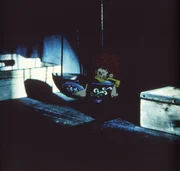 Pumuckl schl&auml;ft in seiner Schiffsschaukel.