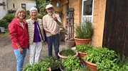Annette Krause mit Renate und Roy Kieferle &ndash; Pioniere der Naturkostk&uuml;che Besuch im Kr&auml;utergarten.