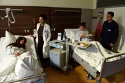 Katja Baumann (Simone Thomalla, l.) kann sich Sch&ouml;neres vorstellen als verletzt mit Heidrun Niedermayer (Catalina Navarro Kirner, 2.v.r.) ein Krankenzimmer zu teilen. Dr. Schneiderhan (Caroline Ebner, 2.v.l.) und Pfleger Lionel (Zsolt S&aacute;ndor Cseke, r.) k&uuml;mmern sich um die Patientinnen.