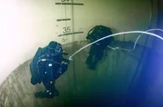 Teilnehmer des Minentaucherlehrgangs trainieren den Umgang mit dem Tiefenrausch auf 35 Meter. Teilnehmer des Minentaucherlehrgangs trainieren den Umgang mit dem Tiefenrausch auf 35 Meter.