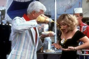 Polizeileutnant Frank Drebin (Leslie Nielsen, l.) schie&szlig;t nicht nur mit Blei: Wer, wie Jane (Priscilla Presley, r.), mit dem tolpatschigen Frank einen Hot-Dog essen geht, muss mit dem Schlimmsten rechnen ...