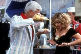 Polizeileutnant Frank Drebin (Leslie Nielsen, l.) schie&szlig;t nicht nur mit Blei: Wer, wie Jane (Priscilla Presley, r.), mit dem tolpatschigen Frank einen Hot-Dog essen geht, muss mit dem Schlimmsten rechnen ...