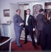 "Hallo Hotel Sacher ... Portier", "Der Manager." Horst Schulze aus Berlin ist ein sehr dynamischer Manager. Als er ins "Sacher" einzieht, hat der Chefportier Huber zun&auml;chst einige Schwierigkeiten, sich mit der forschen Art Schulzes anzufreunden. Doch sp&auml;ter kommen sie recht gut miteinander aus und Huber verhilft Schulze zu einer t&uuml;chtigen Sekret&auml;rin. Dar&uuml;ber hinaus befreit er sie aus einer peinlichen Situation, in die ihn sein &Uuml;bereifer gebracht hat und in die auch das Ehepaar Ilse und Mario Petuzzi verwickelt ist. Im Bild:  SENDUNG: ORF3 -