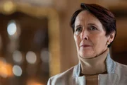 Der Tod ihres Sohnes belastet Carolyn (Fiona Shaw) sehr, auch wenn sie es nicht nach au&szlig;en zeigt. Denn Carolyn hat nur ein Ziel: die Verantwortlichen zur Strecke bringen.
