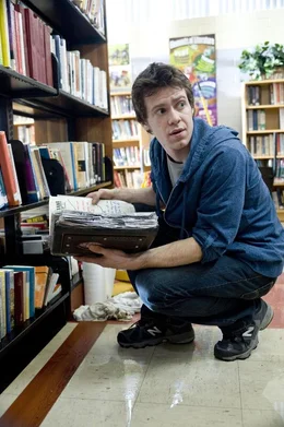 In der Schulbibliothek macht Rob (Bug Hall) eine Entdeckung, die sein und das Leben seiner Freunde ver&auml;ndern soll ...