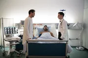 Dr. Jan Kühnert (Marc Dumitru, r.) Plan, Marc Terenzi (M.) unter dem Radar zu behandeln, klappt nicht und er muss Dr. Sebastian Sander (Oliver Franck) um Rat bitten. Dr. Jan Kühnert (Marc Dumitru, r.) Plan, Marc Terenzi (M.) unter dem Radar zu behandeln, klappt nicht und er muss Dr. Sebastian Sander (Oliver Franck) um Rat bitten.
