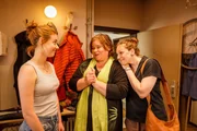 Claudia (Charlotte Bohning, r.) und Elli (Nadine Wrietz, M.) freuen sich sehr, dass Caro (Meriel Hinsching, l.) mit deren Sohn zusammenzieht.