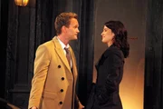Als Robin (Cobie Smulders, r.) zögert, mit Nick Schluss zu machen, nimmt sich Barney (Neil Patrick Harris, l.) der Sache an ... Als Robin (Cobie Smulders, r.) zögert, mit Nick Schluss zu machen, nimmt sich Barney (Neil Patrick Harris, l.) der Sache an ...