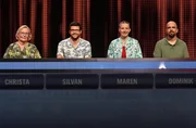 ARD GEFRAGT - GEJAGT FOLGE 903, "Alexander Bommes pr&auml;sentiert beliebtes Quizformat", am Montag um 18:00 Uhr im ERSTEN. Aufzeichnung zum ARD-Quiz &bdquo;Gefragt-Gejagt&ldquo;  Die Kandidaten (v.l.n.r. am Panel): Christa Bernitt, Silvan Gretener, Maren Griepentrog, Dominik Asef