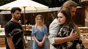 Die Nachricht von Katjas Unfall verbreitet sich wie ein Lauffeuer in Fr&uuml;hling. Nora Kleinke (Aniya Wendel, r.) umarmt Adrian Steinmann (Kristo Ferkic, 2.v.r.), was Flo (Raphael Kalkowski, l.) misstrauisch beobachtet. Lilly Engel (Julia Willecke, 2.v.l.) wundert sich &uuml;ber seine Reaktion.